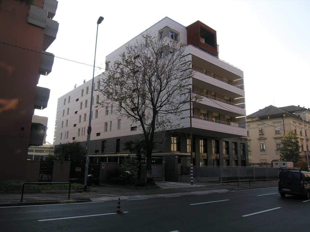 Un palazzone anonimo può diventare un edificio “d’autore”. Con questo è successo
